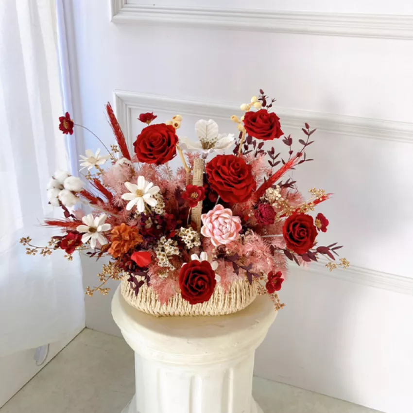 紅粉色永生花藤籃桌花