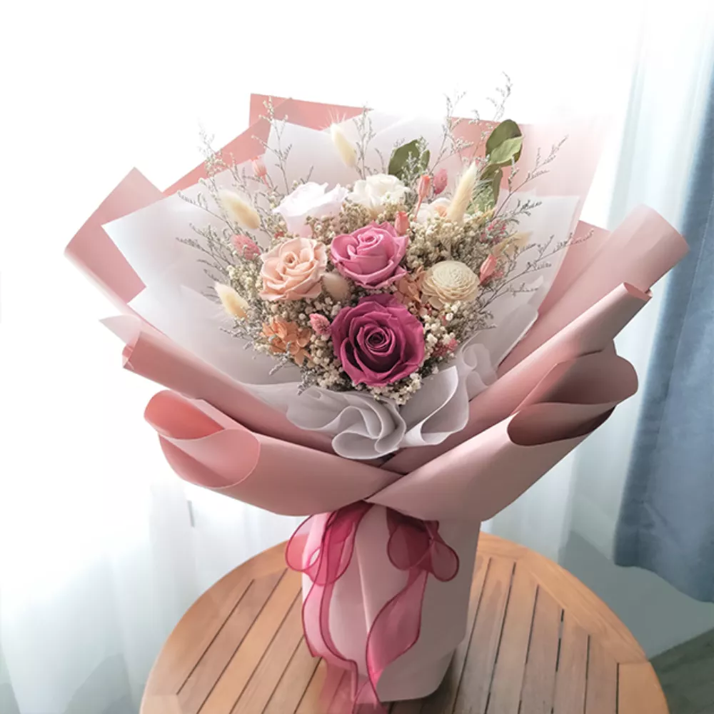 粉白色永生花花束