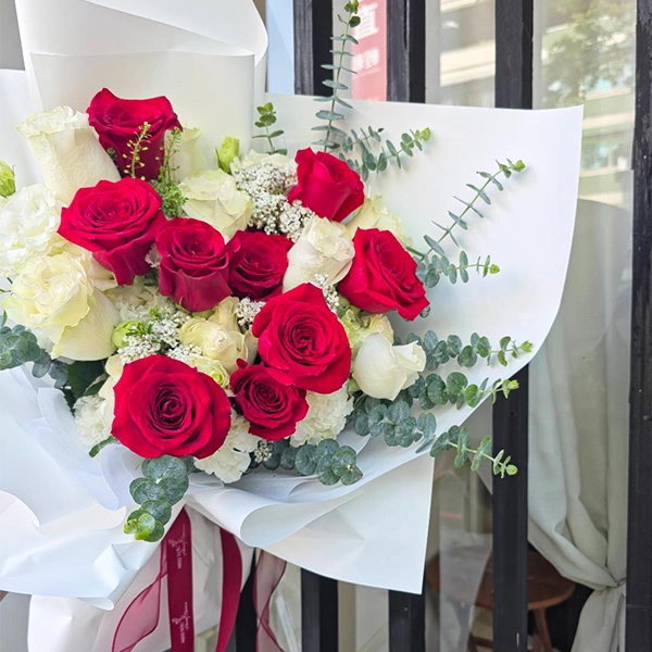 進口紅白玫瑰花束